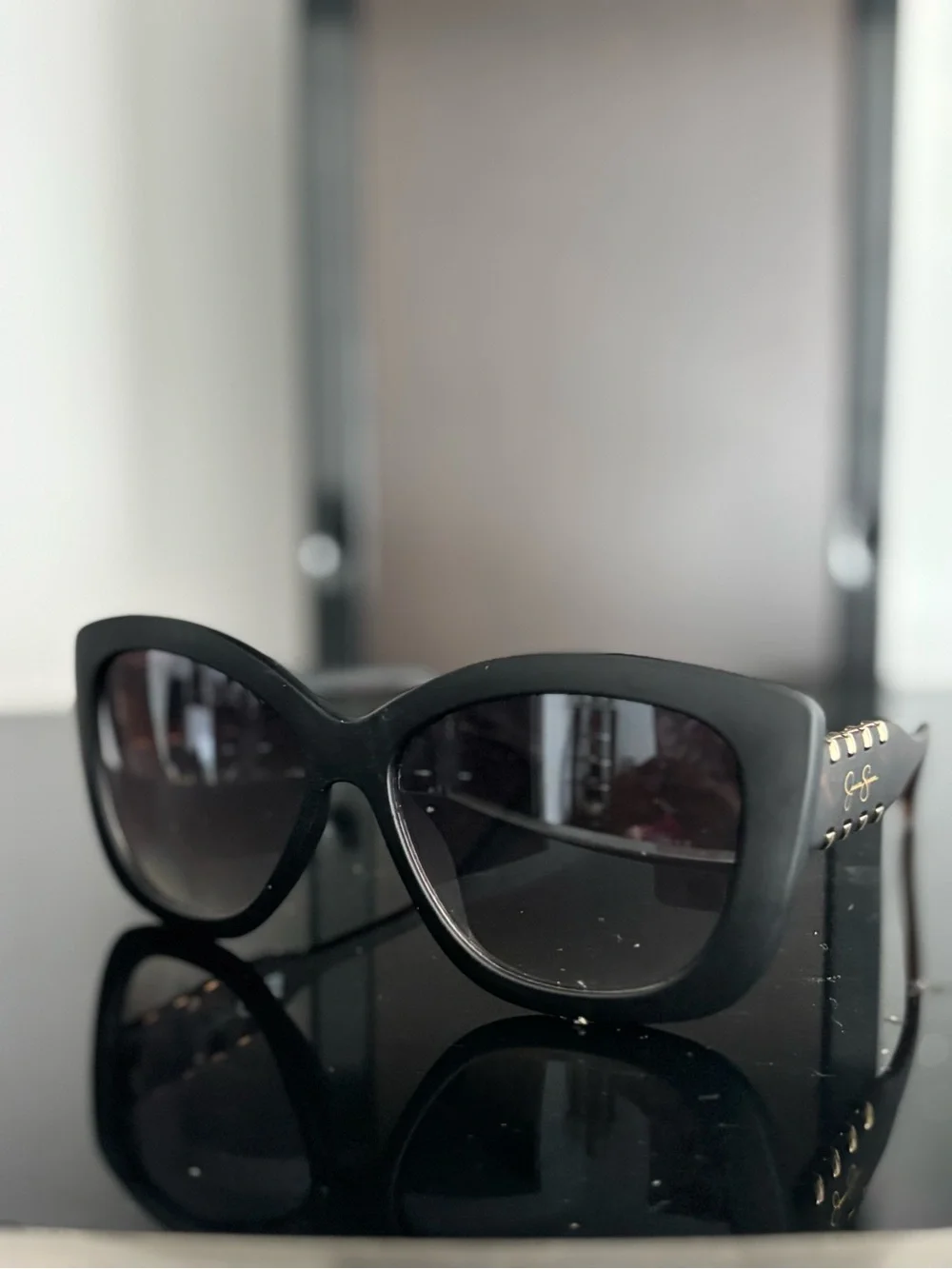 Jessica Simpson stylish tortoiseshell